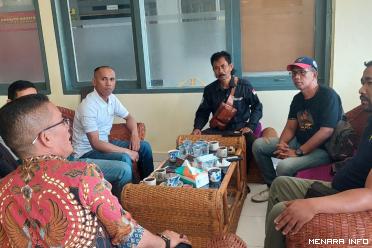 KPLP Lapas Kelas II A Bukittinggi, Abdul Silaban bersama awak media melakukan klarifikasi terhadap kasus dugaan Pelecehan seksual terhadap salah seorang warga binaan, Jum'at (02/8/2024), di Ruang Kerja Lapas.