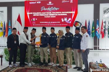 Pasangan Zulmaeta-Elzadaswarman Mendaftar ke KPU Payakumbuh Diiringi Kesenian Tradisional Minang