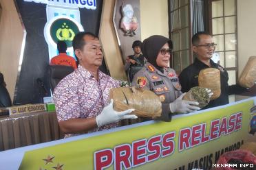 Kapolres Bukittinggi, Satreskrim narkoba, dan Kasi humas Polres Bukittinggi, Press release di polresta Bukittinggi. (E)