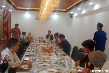 Pengunjung sedang menikmati menu andalan Rumah Makan Gon Raya Lamo Sudirman, Rabu (14/8/2024).