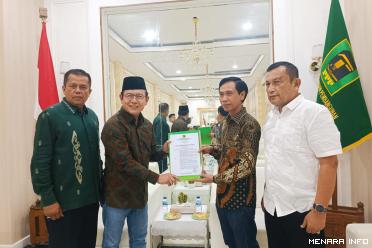 Bendahara Umum DPP Partai PPP Serahkan B1 KWK ke Pasangan Calon Walikota dan Wakil Walikota Payakumbuh DR.dr.Zulmaeta,Sp.OG-KFM - Elzadaswarman,SKM,MPPM