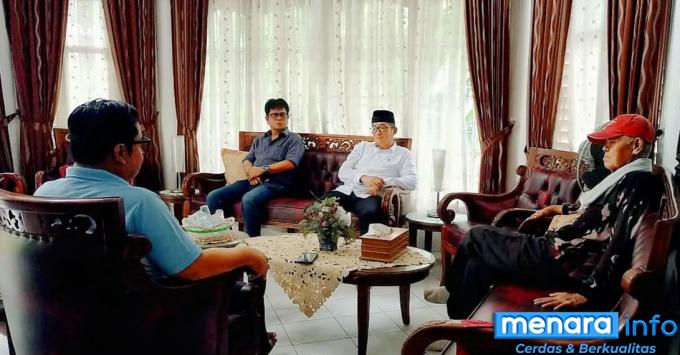 Ketua LAN Sumbar Firman Sikumbang saat menemui calon Walikota Padang Hendri Septa untuk menanyakan komitmenya terhadap pemberantasan narkotika.