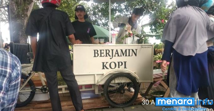 Kopi gerobak yang mulai diminati masyarakat Kota Bukittinggi.