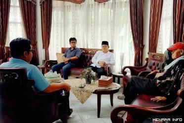 Ketua LAN Sumbar Firman Sikumbang saat menemui calon Walikota Padang Hendri Septa untuk menanyakan komitmenya terhadap pemberantasan narkotika.