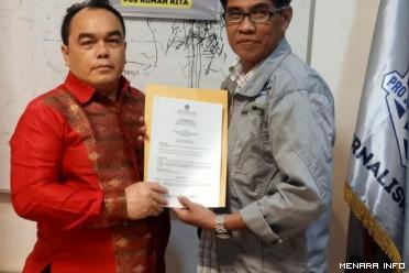 Ketua Umum DPP PJS menyerahkan SK Ketua Dewan Pakar DPP PJS kepada Robert Hendrico, Kamis (19/09/2024) di kantor DPP PJS.