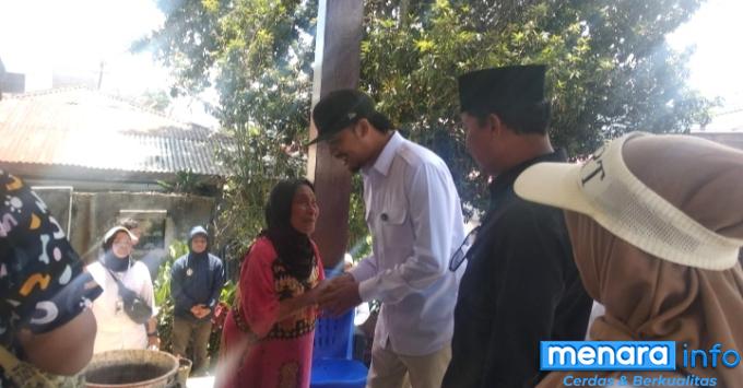 Cawako Erman Safar didampingi Heldo Aura saat bertemu ibu Neng di Kelurahan Puhun Pintu Kabun.