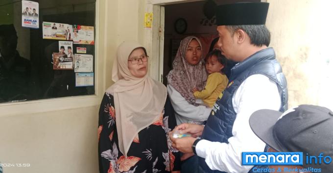Des, warga Sarojo, Campago Guguk Bulek, saat Erman Safar dan istri berkunjung ke rumahnya, Kamis (10/10/2024)
