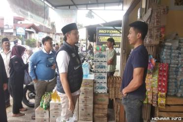 Cawako Erman Safar beserta relawan, kunjungi Pemilik kedai di Jalan Pakan Labuah ABTB.