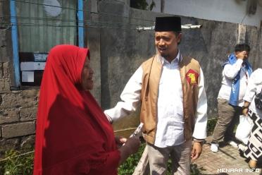 Seorang warga Bantolaweh Kelurahan Kayu Kabu, berbincang dengan Cawako Erman Safar.