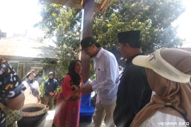 Cawako Erman Safar didampingi Heldo Aura saat bertemu ibu Neng di Kelurahan Puhun Pintu Kabun.