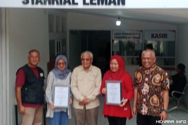 Ketua PMI Provinsi Sumbar Aristo Munandar , Ketua PMI Kota Bukittinggi Chairunnas, dan Kepala UDD dr. Lusfinaldi berfoto bersama Mitra PMI Bukittinggi setelah penyerahan Penghargaan.