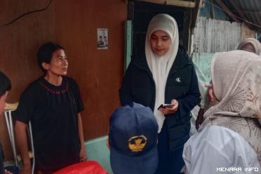 Erman Safar saat kunjungi rumah Agustina, yang kaki anaknya, Awali, diamputasi