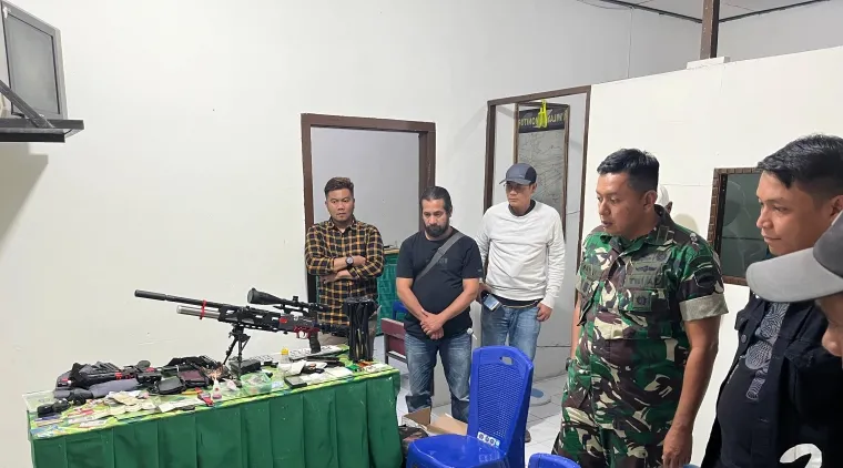 Letkol Arm. Bayu Ardityo Nugruho saat lakukan penggeledahan terhadap terduga pelaku narkoba.