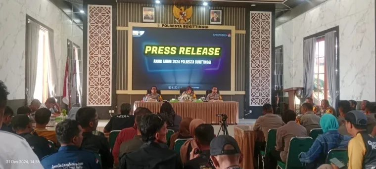 Press Release Polresta Bukittinggi, di Aula Polresta Bukittinggi, Selasa (31/12/2024)