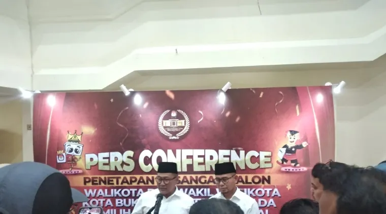Ramlan Nurmatias dan Ibnu Asis saat dtetapkan sebagai pasangan Walikota dan Wakil Walikota Bukittinggi Periode 2025 - 2030 oleh KPU Kota Bukittinggi, Kamis (09/01/2025)