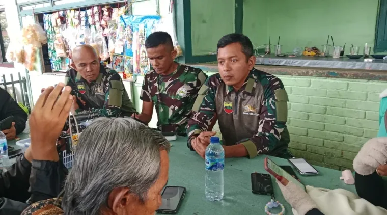 Dandim 0304/Agam Arm. Bayu Ardhitya Nugroho, S.H., M.Han pada saat jumpa pers di Kantin Makodim 0304/ Agam, Sabtu (04/01/20240