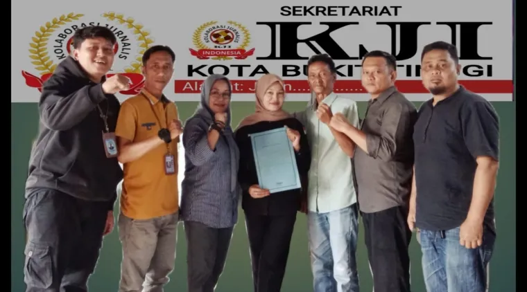 Pengurus KJI Kota Bukittinggi, berfoto setelah menerima SK dari DPP Kolaborasi Jurnalis Indonesia