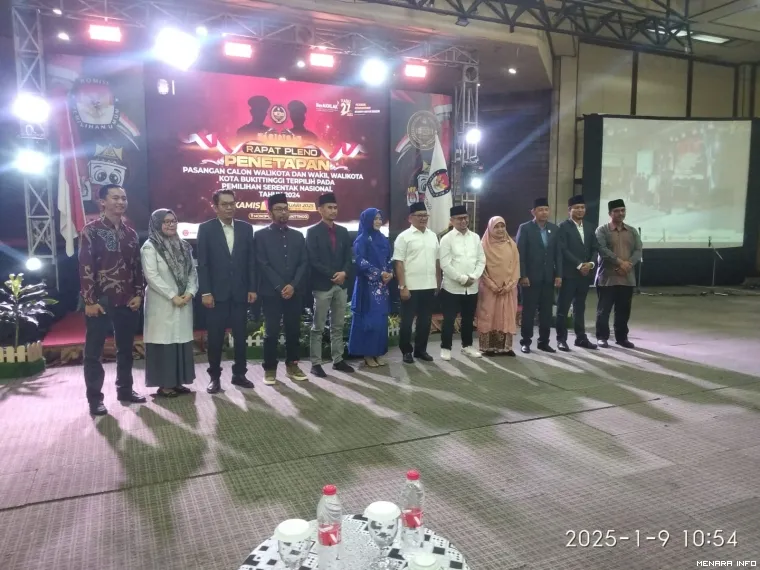 Foto bersama KPU Kota Bukittinggi dan Walikota - Wakil Walikita Bukittinggi terpilih periode 2025 - 2030