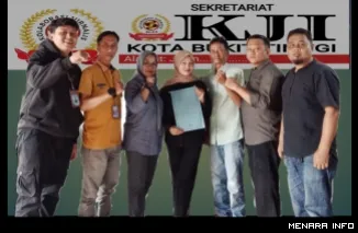 Pengurus KJI Kota Bukittinggi, berfoto setelah menerima SK dari DPP Kolaborasi Jurnalis Indonesia