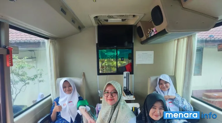 Beberapa siswa SMAN 3 Bukittinggi sedang diambil darahnya saat acar donor darah di Kampus SMAN 3 Bukittinggi, Kamis (05/02/20250