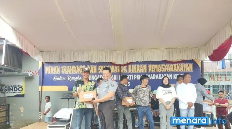 Kalapas Kelas IIA Bukittinggi, Herdianto memberikan hadiah kepada warga binaan pemenang lomba Hari Bhakti Pemasyarakatan ke-61