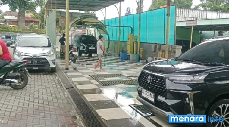 Puri Car Wash, cuci mobil menggunakan peralatan otomatis, dengan tenaga profesional