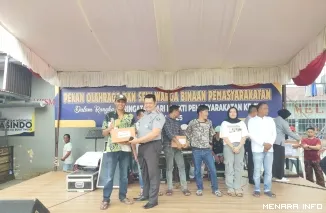 Kalapas Kelas IIA Bukittinggi, Herdianto memberikan hadiah kepada warga binaan pemenang lomba Hari Bhakti Pemasyarakatan ke-61