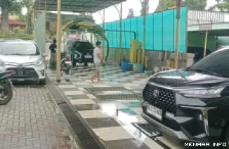Puri Car Wash, cuci mobil menggunakan peralatan otomatis, dengan tenaga profesional