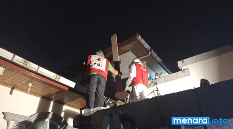 Relawan PMI Kota Bukittinggi sedang melaksanakan tugas pengaduan masyarakat adanya sarang tawon