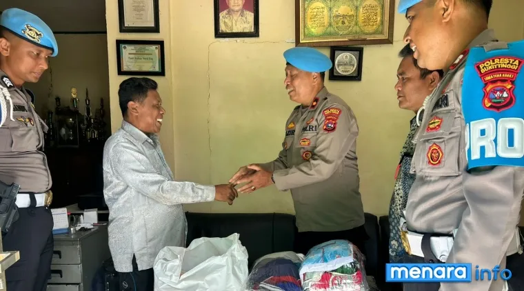 Bantuan Sosial Polresta Bukittinggi, membagikan sembako kepada masyarakat sebagai bentuk kepedulian Polri terhadap sesama, sesuai tema Polri untuk Masyarakat.