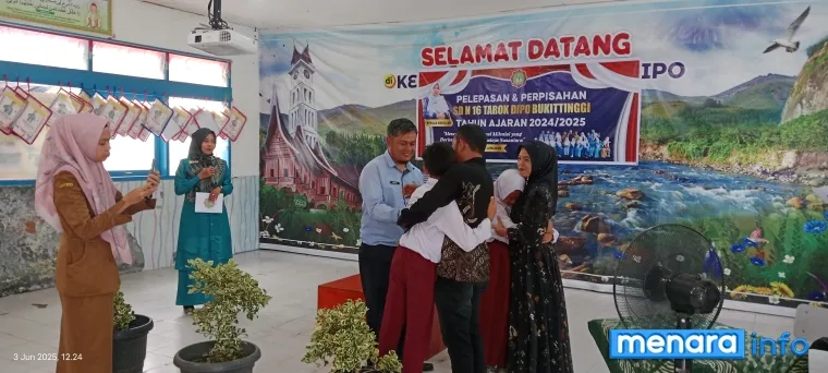 Jufrianto mewakili Kepala Sekolah SDN 16 Tarok Dipo, Bukittinggi, menyerahkan kembali siswa-siswi kelas VI yang sudah lulus, kembali ke orang tua nya masing-masing