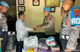 Bantuan Sosial Polresta Bukittinggi, membagikan sembako kepada masyarakat sebagai bentuk kepedulian Polri terhadap sesama, sesuai tema Polri untuk Masyarakat.