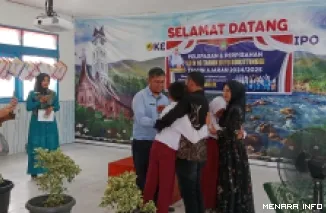 Jufrianto mewakili Kepala Sekolah SDN 16 Tarok Dipo, Bukittinggi, menyerahkan kembali siswa-siswi kelas VI yang sudah lulus, kembali ke orang tua nya masing-masing