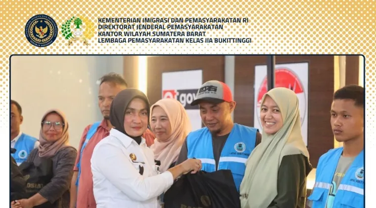 Lapas Bukittinggi Berikan Puluhan Paket Sembako Kepada  Keluarga Warga Binaan Kurang Mampu