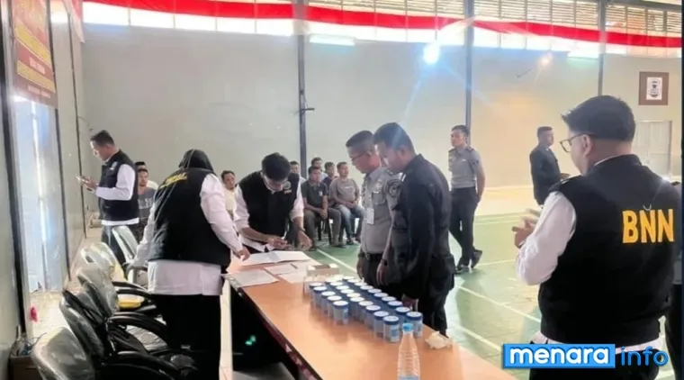 Pelaksanakan apel gabungan antara seluruh pegawai staf dan petugas pengamanan di Lapas Bukittinggi