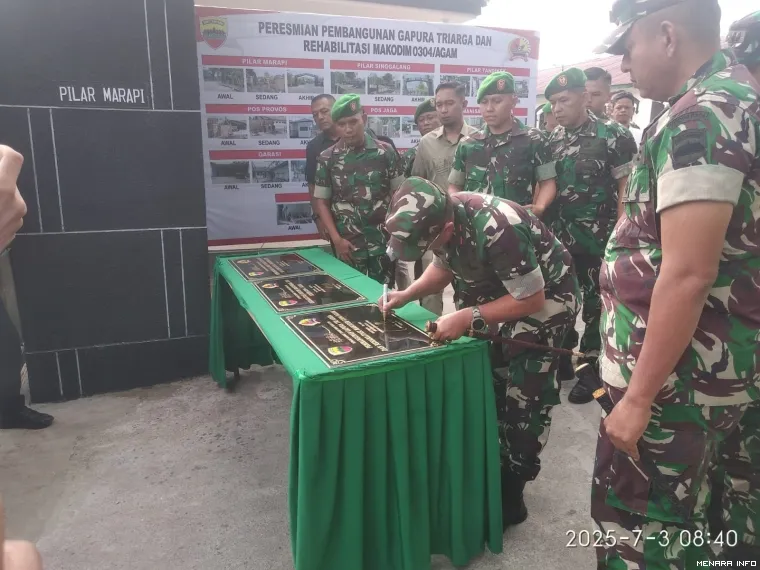 Foto : Penandatanganan Prasasti Peresmian Infrastruktur Kodim 0304/Agam
