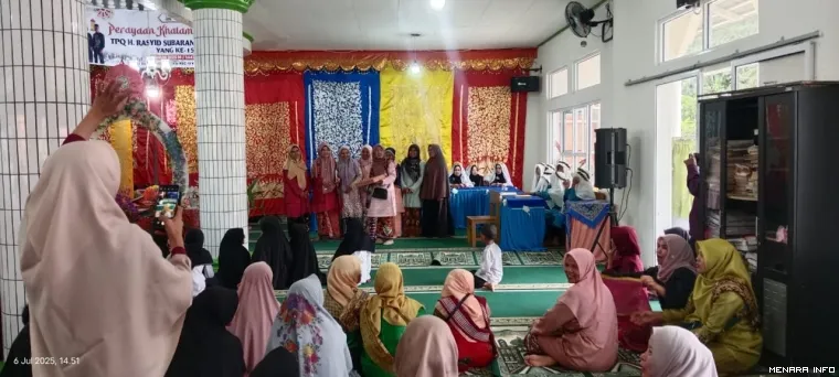 Pemberian bingkisan terhadap masyarakat yang telah berperan serta 