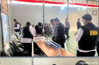 Pelaksanakan apel gabungan antara seluruh pegawai staf dan petugas pengamanan di Lapas Bukittinggi