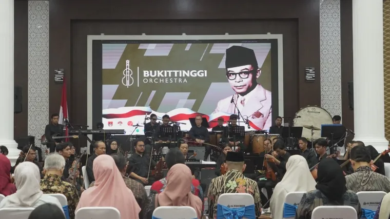 Bukittinggi Orchestra meriahkan Pubcak Acara 123 Tahun Kelahiran Bung Hatta, di Balairung Rumah Dinas Walikota Bukittinggi, Selasa (12/8).