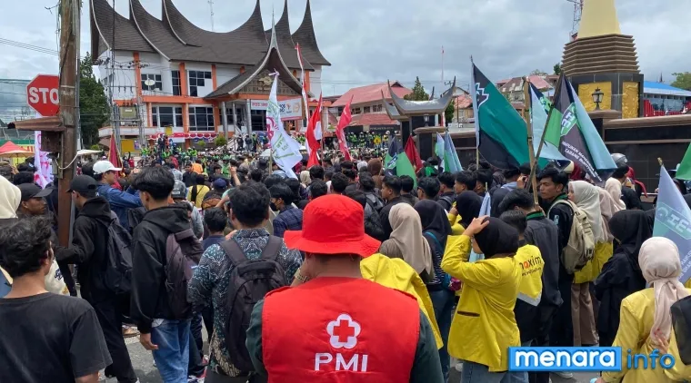 PMI  memberikan pelayanan darurat apabila terjadi kondisi medis yang membutuhkan penanganan cepat, sekaligus memastikan pelayanan kemanusiaan berjalan dengan baik dalam aksi solidaritas mahasiswa dan Ojol di Bukittinggi.