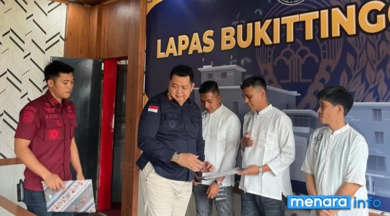 Kepala Lapas Kelas IIA Bukittinggi Herdianto menyerahkan Keputusan Amnesti Presiden Prabowo Subianto kepada 3 orang warga binaan