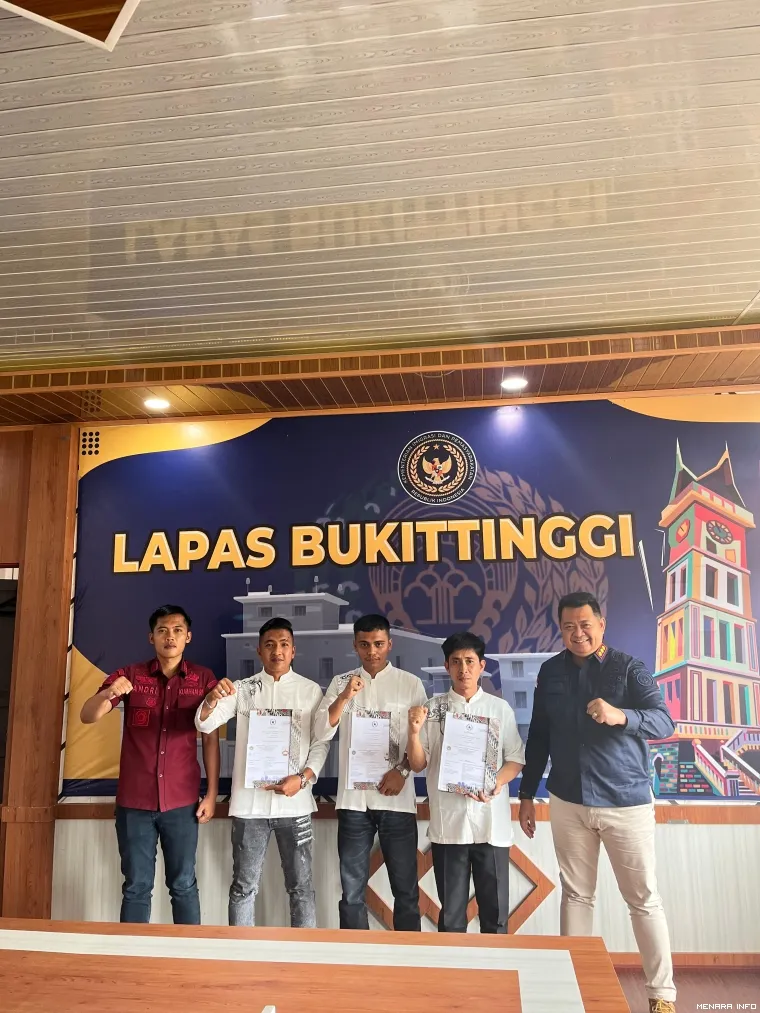 Kepala Lapas Kelas IIA Bukittingi foto bersama warga binaan penerima amnesti Presiden Prabowo Subianto