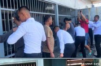 Kepala KPLP Lapas Kelas IIA Bukittinggi dan petugas jajaran Pengamanan melakukan tour dan penggeledahan kamar hunian warga binaan