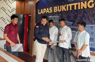Kepala Lapas Kelas IIA Bukittinggi Herdianto menyerahkan Keputusan Amnesti Presiden Prabowo Subianto kepada 3 orang warga binaan
