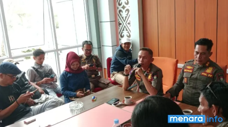 Kasat Pol PP Joni Feri saat jumpa pers di Aula Kantor Satpol PP Bukittinggi