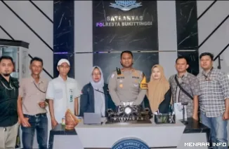 Kasat Lantas Polresta Bukittinggi Muhammad Irsyad Fathurrachman saat foto bersama awak media