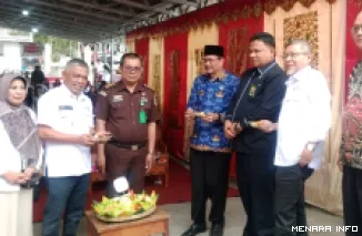 Pemotongan nasi tumpeng di Markas PMI Kota Bukittinggi saat HUT PMI ke - 80
