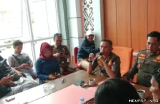Kasat Pol PP Joni Feri saat jumpa pers di Aula Kantor Satpol PP Bukittinggi