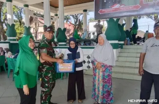 Dandim 0304/Agam Letkol Inf. Slamet Dwi Santoso, SIP., memberikan bantuan sembako kepada masyarakat dalam rangka HUT TNI ke - 80