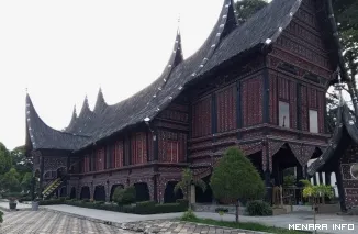 Rumah Gadang Kinantan, berlokasi di Taman Margasatwa Budaya Kinantan (TMSBK) Bukittinggi